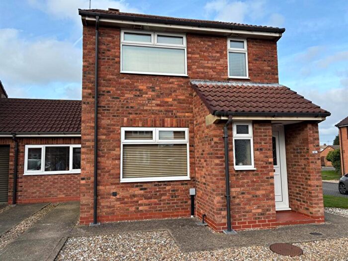 4 Bedroom Semi-Detached House For Sale In Pickering Avenue, Hornsea, HU18