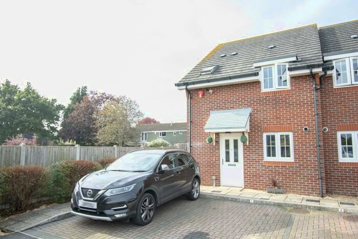 3 Bedroom Semi-Detached House To Rent In Glenmoor Gardens, BH10