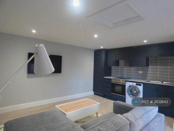 1 Bedroom Flat To Rent In Market Square Buckingham, Buckingham, MK18