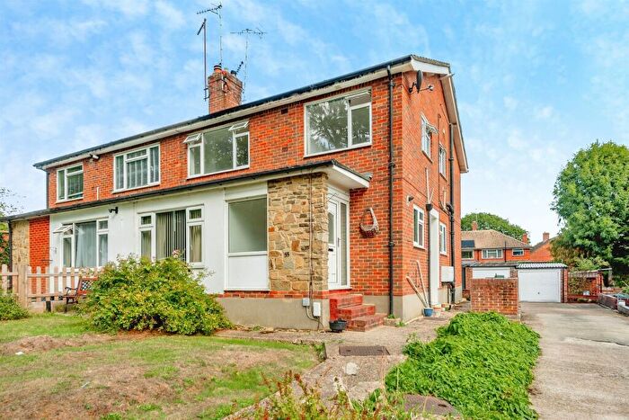 2 Bedroom Maisonette For Sale In Copsleigh Close, Salfords, Redhill, RH1