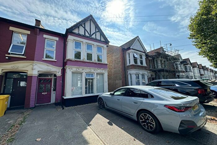 2 Bedroom Property To Rent In Bedroom Property In Westcliff On Sea, SS0