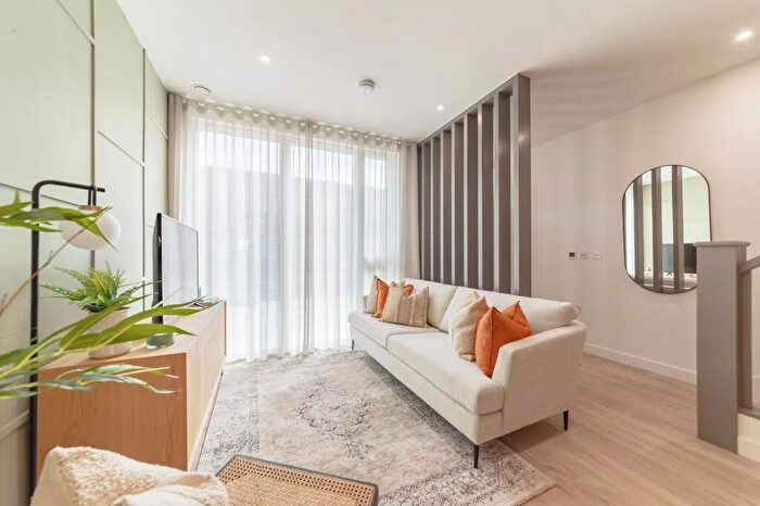 4 Bedroom Town House To Rent In Springpark Drive, Woodberry Down, London, N4