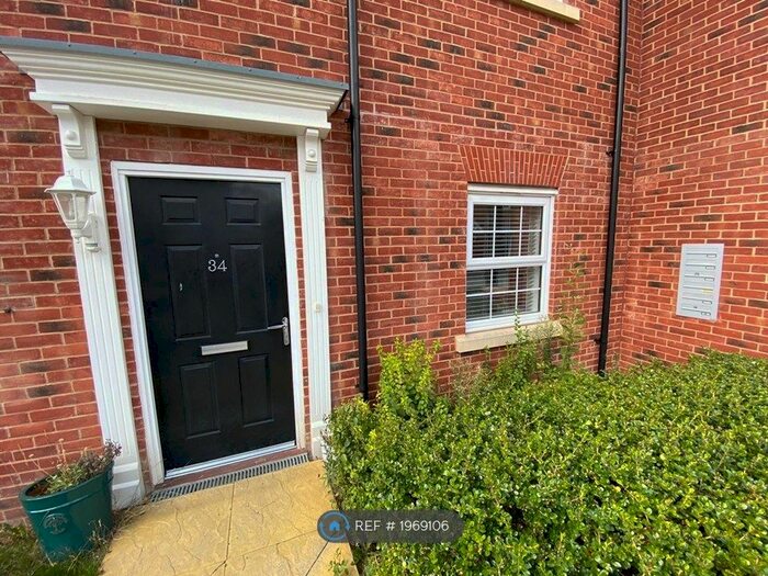 2 Bedroom Flat To Rent In Runnymede Drive, Odiham, Hook, RG29