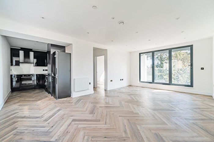 2 Bedroom Flat To Rent In Weybridge, Surrey, KT13