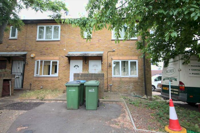 Studio To Rent In Camelot Close, London, SE28