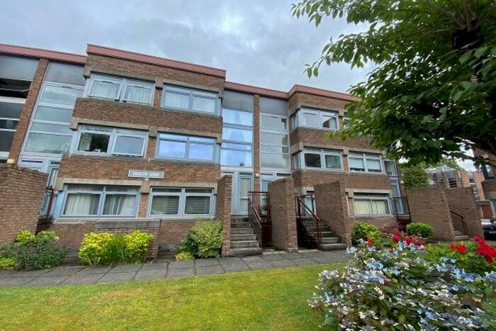 2 Bedroom Flat To Rent In Rosslyn Court, Glasgow, G41