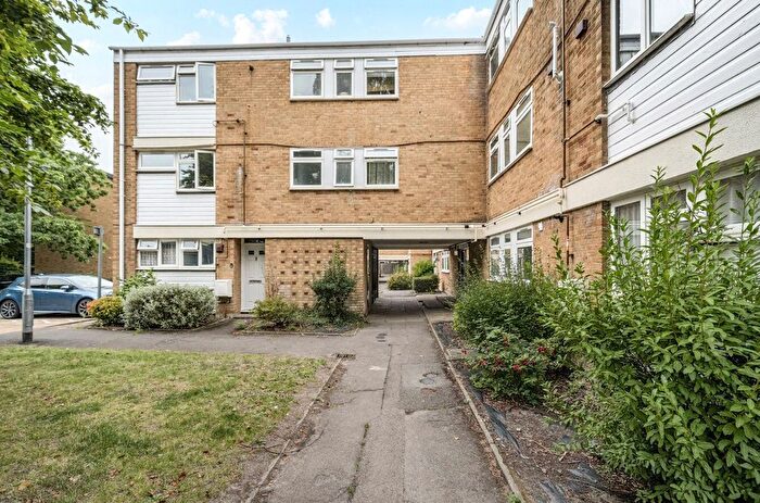 2 Bedroom Flat For Sale In Cunworth Court, Bracknell, Berkshire, RG12