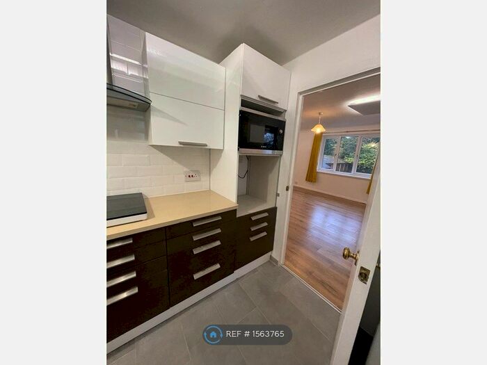 Studio To Rent In Fairbairn Close, Purley, CR8