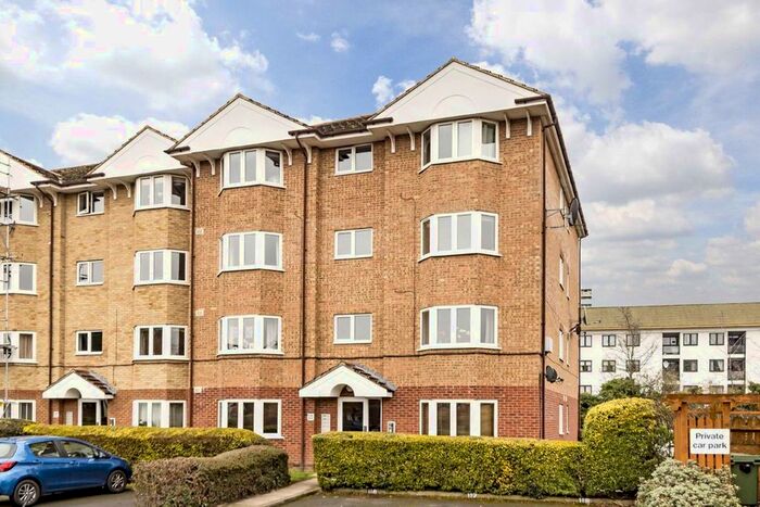 2 Bedroom Flat To Rent In Varsity Drive, Twickenham, TW1