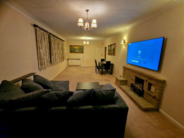 3 Bedroom Bungalow To Rent In The Roughs, Northwood, HA6