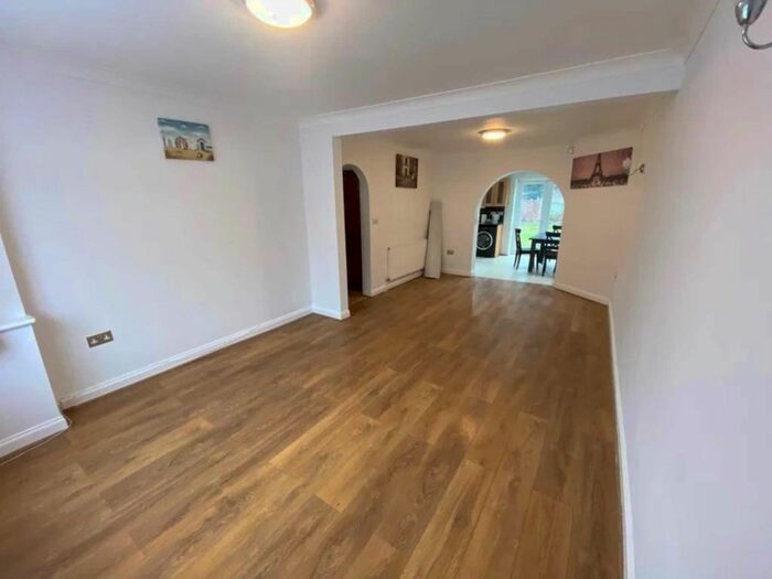 2 Bedroom Semi-Detached House To Rent In Derwent Drive, Yeading, UB4