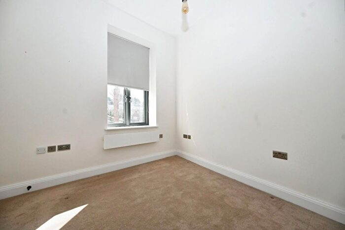 2 Bedroom Flat To Rent In Dyehouse Walk, Yeadon, Leeds, LS19
