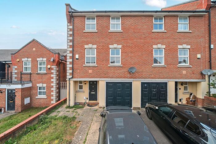 3 Bedroom End Of Terrace House For Sale In Barlow Drive, Shooters Hill, SE18