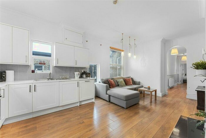 3 Bedroom Apartment To Rent In Holmleigh Road, London, N16