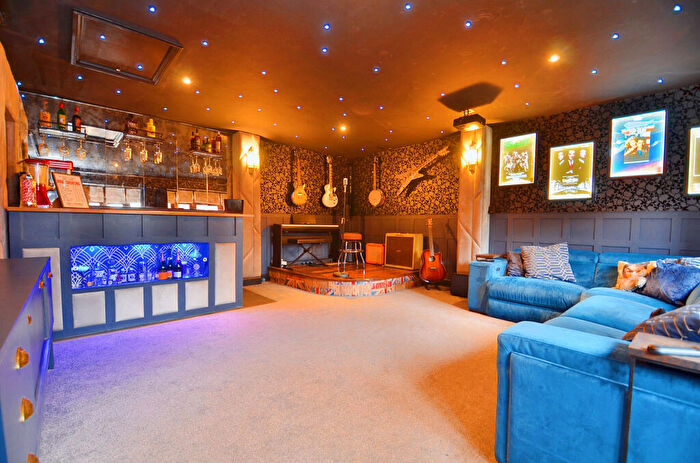 5 Bedroom Detached House For Sale In Burnt Mills, Basildon, SS13