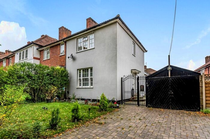 3 Bedroom End Of Terrace House To Rent In Wayside Grove, London, SE9