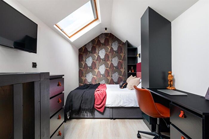 1 Bedroom Semi-Detached House To Rent In Charles Street West - Student House - /, LN1