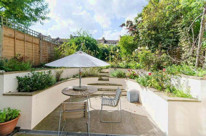 2 Bedroom Flat To Rent In Sinclair Road, Brook Green, London, W14