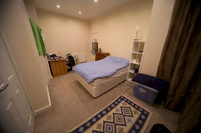 14 Bedroom Detached House To Rent In North Grange Road, Hyde Park, Leeds, LS6