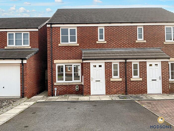3 Bedroom Semi Detached House To Rent In Potovens Close, Snow Hill, Wakefield, WF1