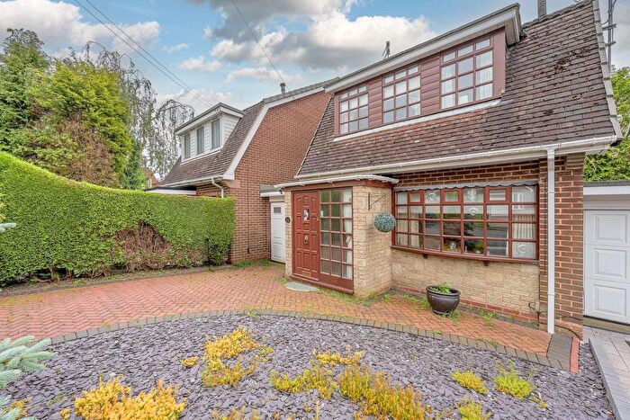 3 Bedroom Link Detached House For Sale In St. Andrews Close, Dudley, DY3
