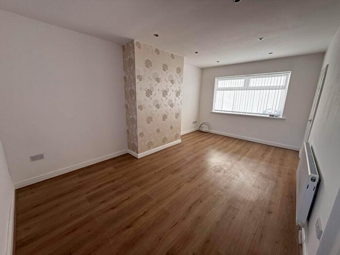 3 Bedroom Semi-Detached House To Rent In Poplar Grove, Prescot, L35