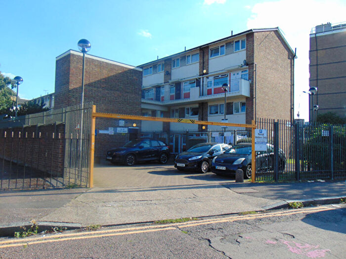 3 Bedroom Flat To Rent In Canning Town, London, E16