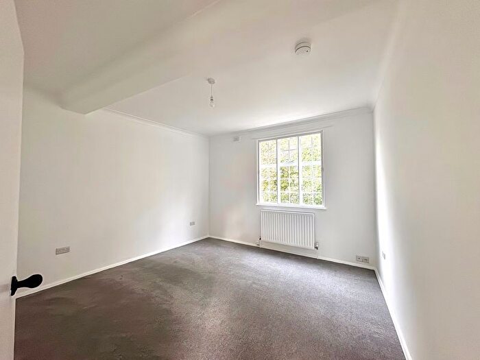 3 Bedroom Flat To Rent In Wood Street, Barnet, EN5