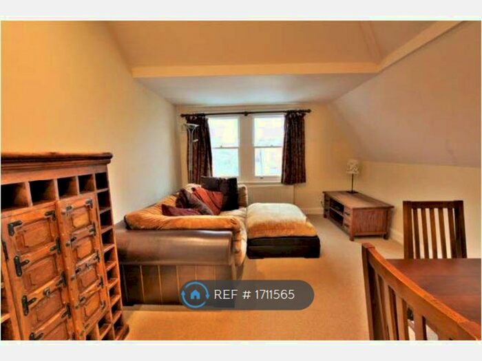 2 Bedroom Flat To Rent In Culverden Road, London, SW12