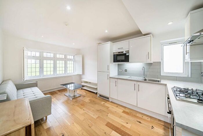 2 Bedroom Flat To Rent In Crescent Way, Streatham, SW16