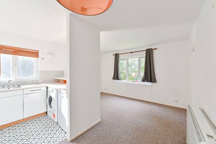 1 Bedroom Flat For Sale In Abbey Drive, Tooting, London, SW17