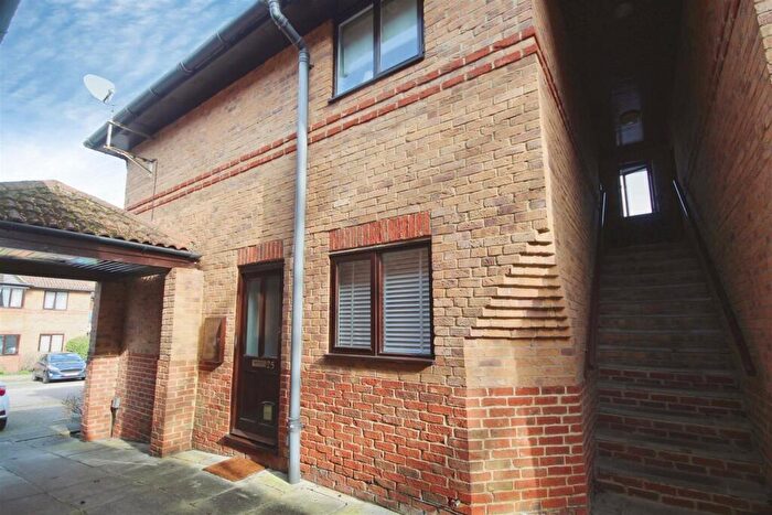 1 Bedroom Apartment For Sale In Polehampton Close, Twyford, Reading, Berkshire, RG10