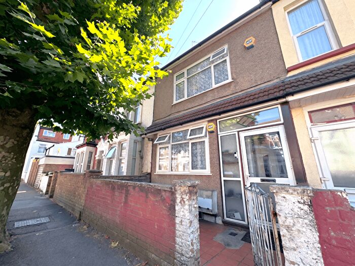 3 Bedroom Terraced House For Sale In Heigham Road, London, E6