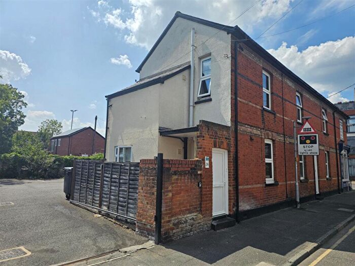 2 Bedroom End Of Terrace House To Rent In Station Road, Chertsey, KT16