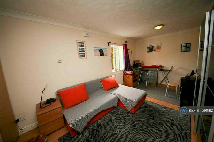 Studio To Rent In London, London, NW9