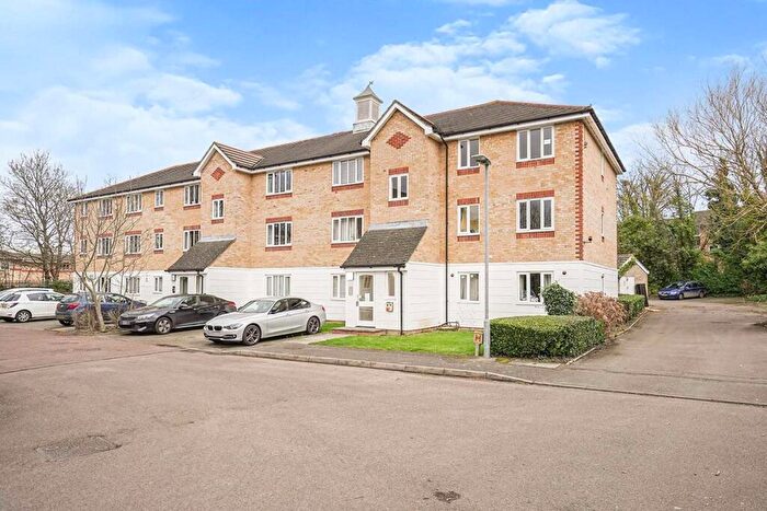2 Bedroom Flat To Rent In Chipstead Close, Sutton, SM2