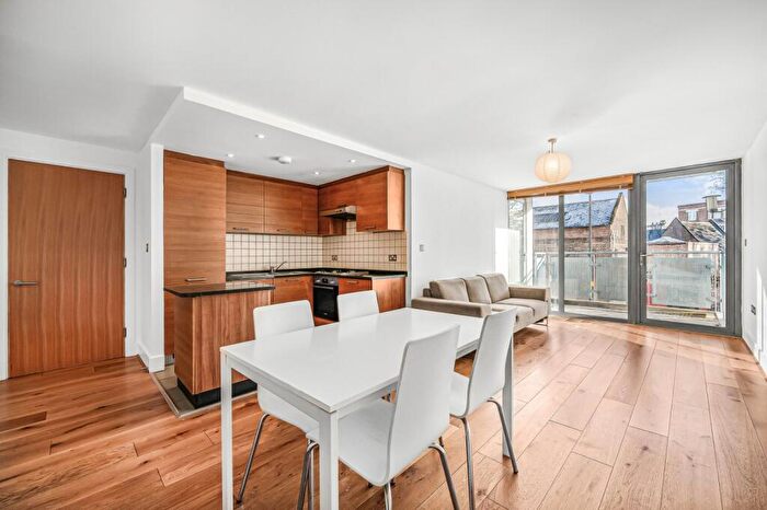 2 Bedroom Flat For Sale In Chillingworth Road, Islington, N7