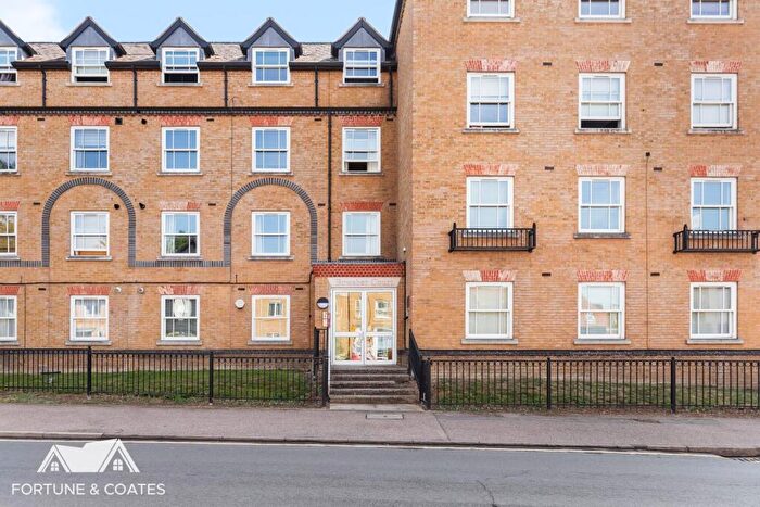 2 Bedroom Flat For Sale In Bowsher Court, Ware, SG12