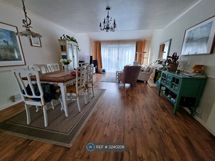 3 Bedroom Terraced House To Rent In Cardinal Close, Caversham, Reading, RG4