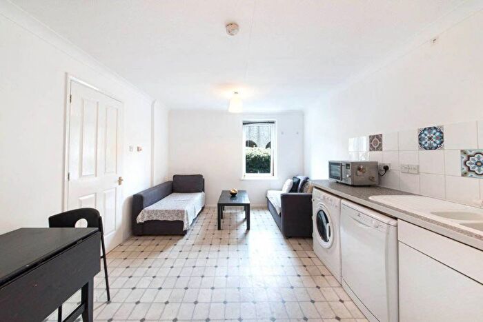 2 Bedroom Flat To Rent In Conant Mews, Aldgate, London, E1