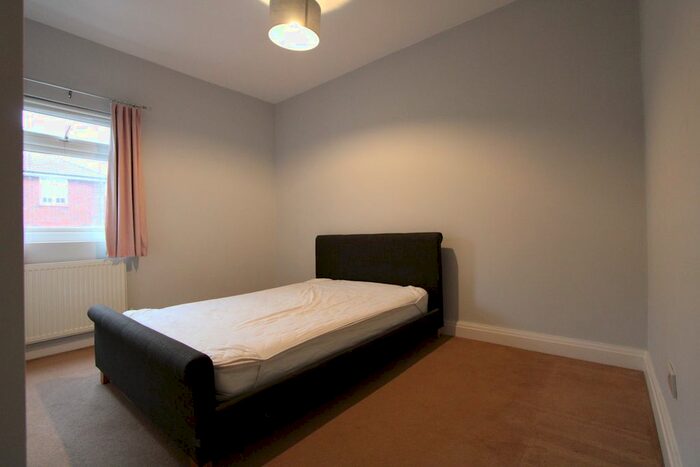 3 Bedroom Flat To Rent In Garrat Lane, Tooting SW17