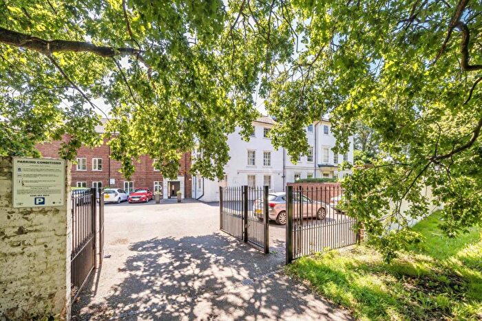 Flat To Rent In Weston Green Road, Thames Ditton, KT7