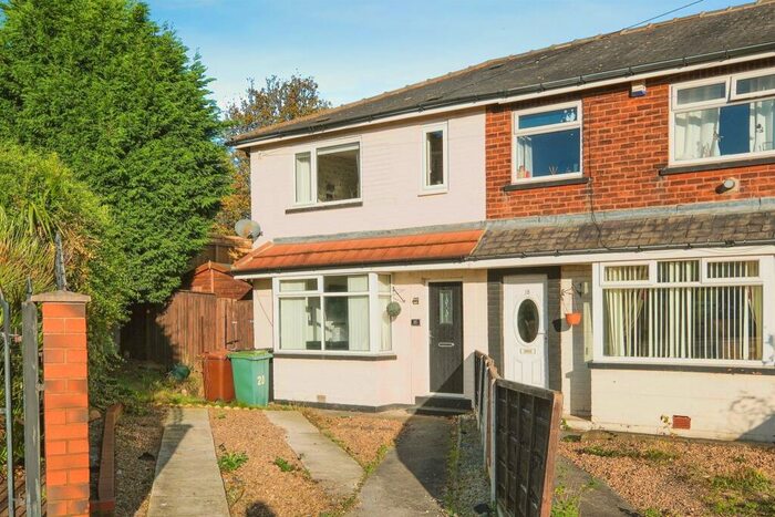 3 Bedroom End Of Terrace House For Sale In Westbury Place North, Leeds, LS10