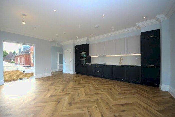 2 Bedroom Flat To Rent In Fairmile Lane, Cobham, KT11