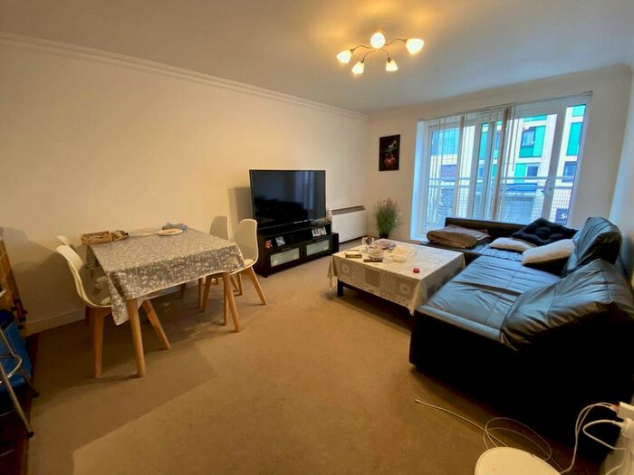 2 Bedroom Flat To Rent In Station Approach, Epsom KT19