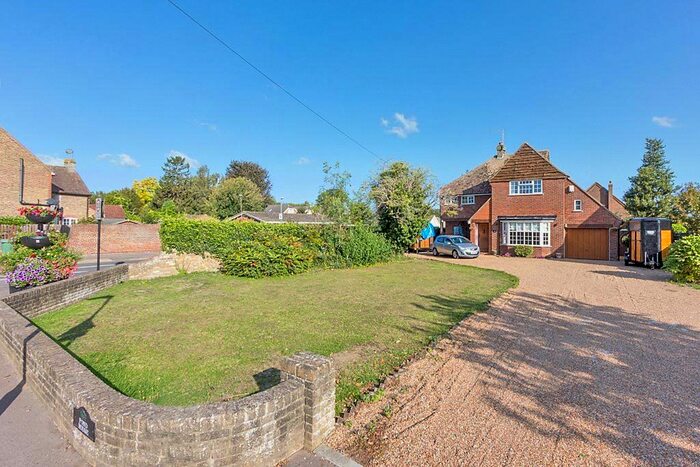 4 Bedroom Link Detached House To Rent In Pond House, Tunstall Road, Sittingbourne, Kent, ME10