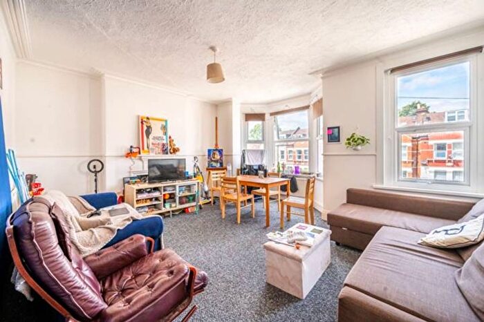 3 Bedroom Flat To Rent In Gleneagle Road, London, SW16