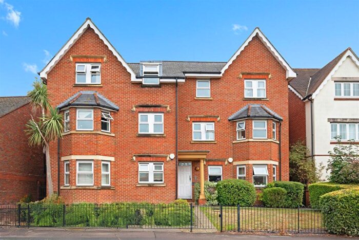 2 Bedroom Flat For Sale In Stoke Road, Guildford, GU1