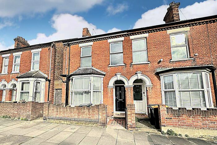3 Bedroom Semi-Detached House To Rent In Salisbury Street Bedford, MK41