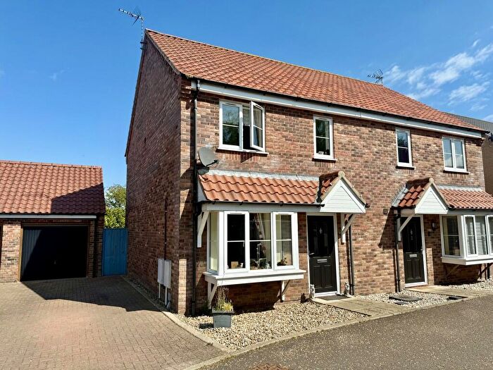 3 Bedroom Semi-Detached House For Sale In Wickfield Close, Blundeston, NR32